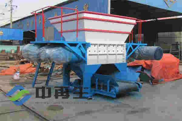 選擇中再生塑料撕碎機,消除”白色垃圾“