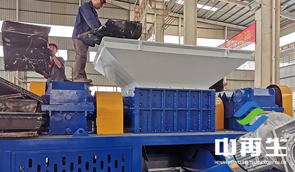 銅鋁水箱撕碎機在整條銅鋁水箱粉碎生產線中的作用